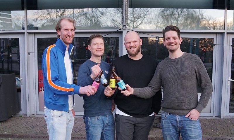 Brothers in Law openen eigen horeca in Utrecht Vier mannen proosten met bier van Brothers in Law voor de beoogde nieuwe horecazaak
